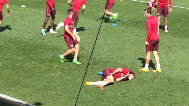 Doloroso balonazo de Saúl a Griezmann