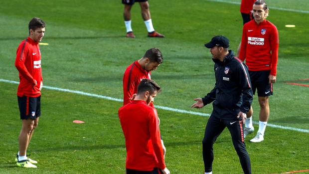 Koke, Carrasco y Filipe Luis, fuera de la lista para Riazor por problemas físicos