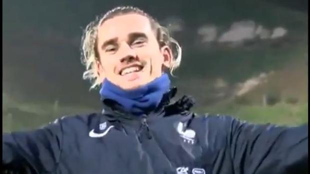 Griezmann sonríe con Francia