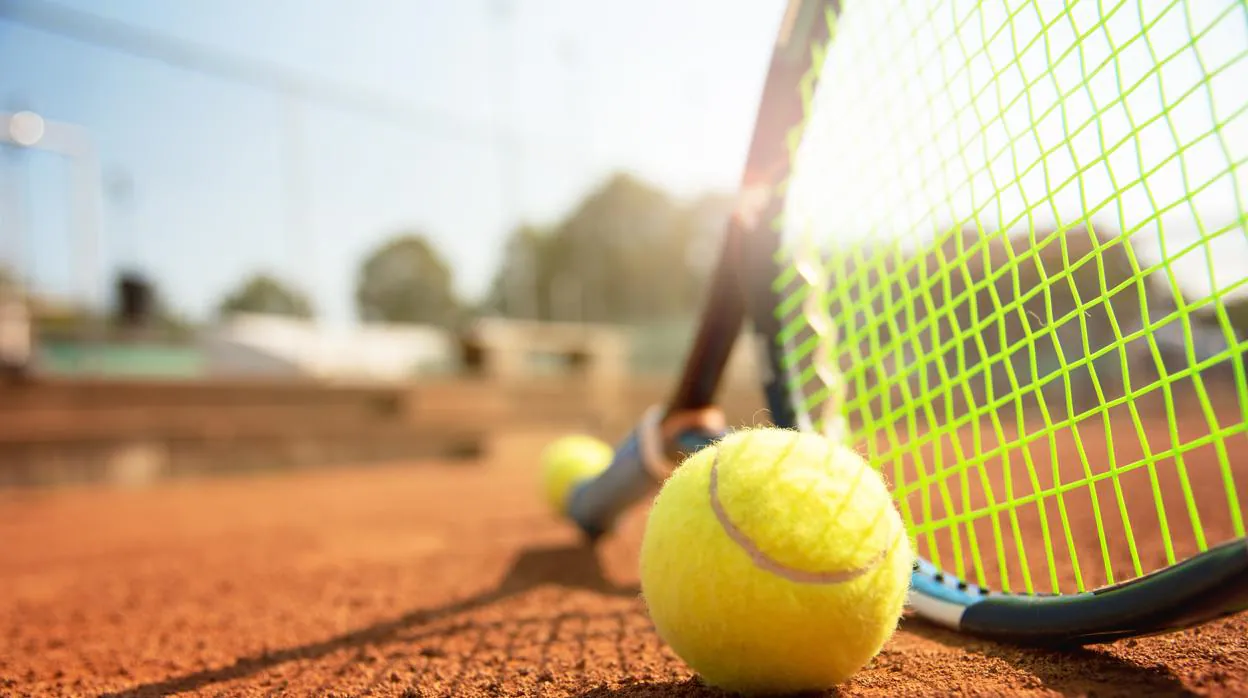 El tenis puede jugarse en tierra batida, césped o pista rápida, que habitualmente suele ser de cemento