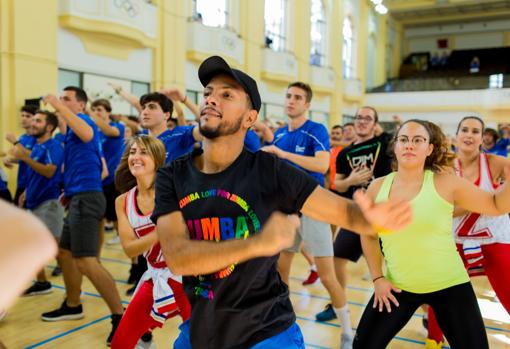 Alumnos en la clase de zumba de Beto Pérez.