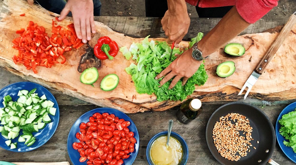 Seguir un orden a la hora de hacer la compra y colocar los alimentos en casa puede ayudarnos a seguir una dieta más saludable