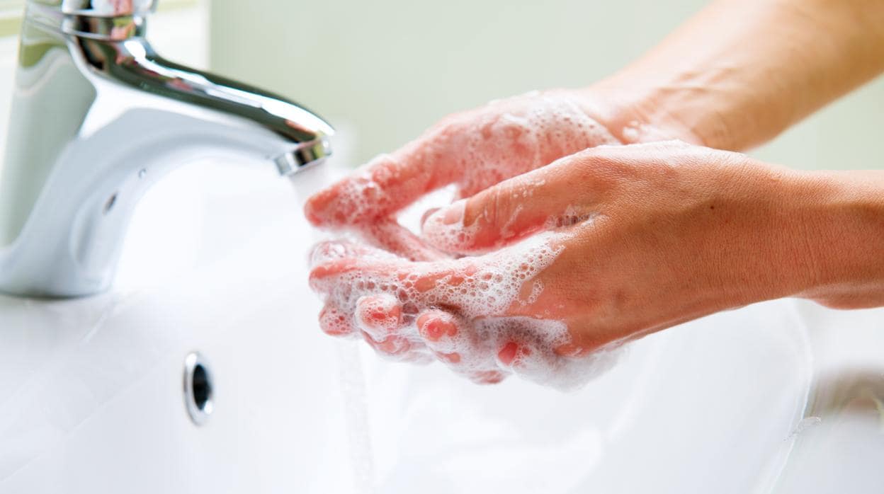 Hay que lavarse las manos para evitar bacterias