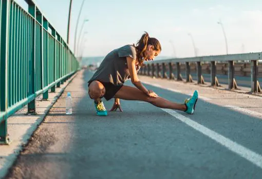 Por qué debes estirar antes y después de hacer ejercicio y cómo hacerlo bien