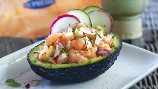 Ensalada de salmón ahumado con aguacate