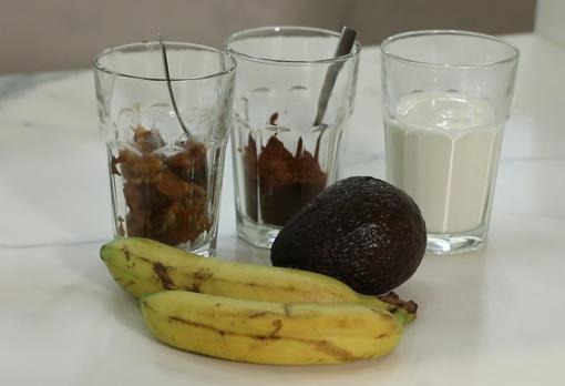 Plátano, aguacate, dátiles y leche