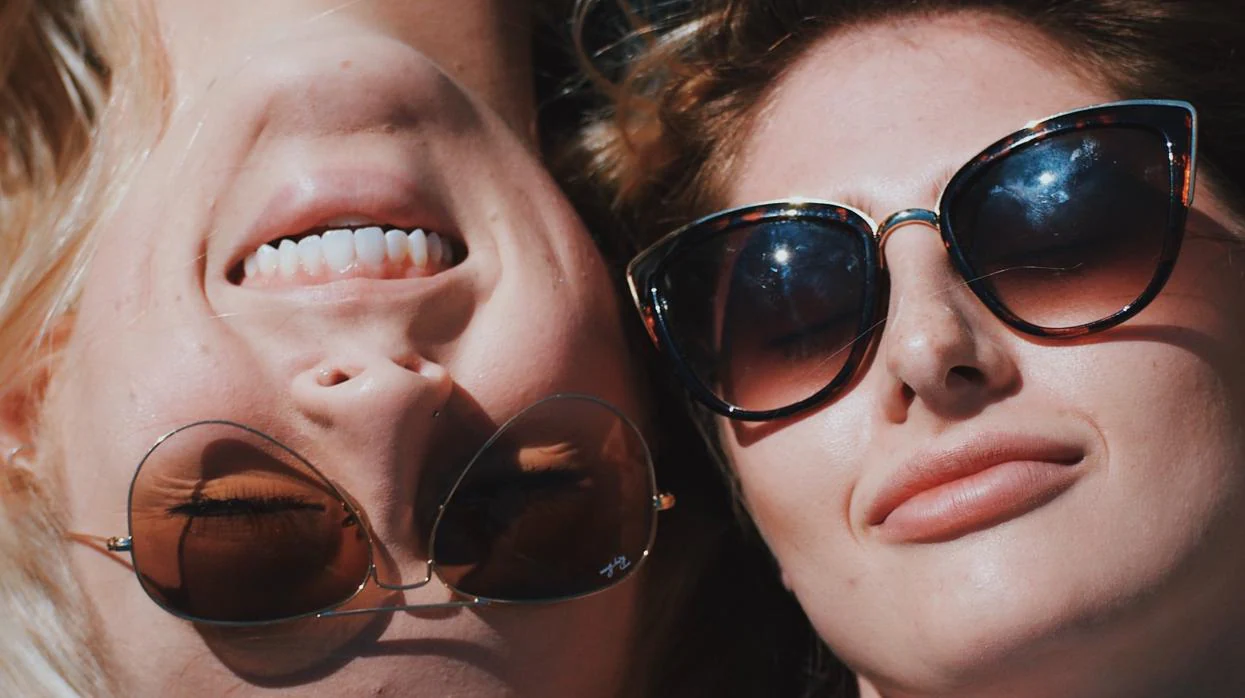 Posar con gafas de sol, en grupo o con amigos son fotos poco valoradas por los usuarios del as páginas web para ligar