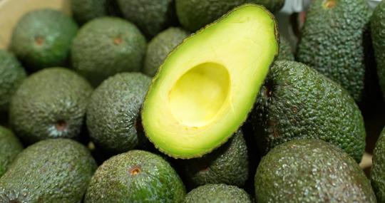 Procura que la pulpa del aguacate no entre en contacto con el oxígeno