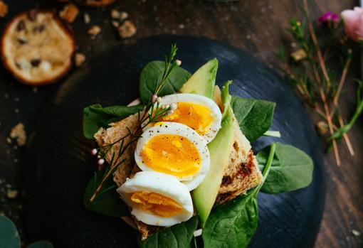 Cuántos huevos puedo comer a la semana y cómo puedo saber si son frescos