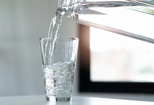 Hay que beber alrededor de vaso y medio o dos vasos de agua cada dos horas.