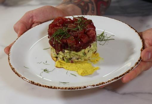 Emplatado del tartar de atún, aguacate y hummus de cúrcuma