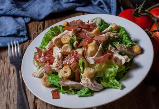 Los picatostes, el bacon y los aderezos extra añaden calorías a un plato aparentemente saludable como es la ensalada.