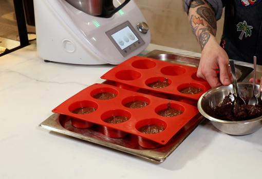 El Chef Bosquet, añadiendo la mezcla al molde para elaborar los muffins caseros