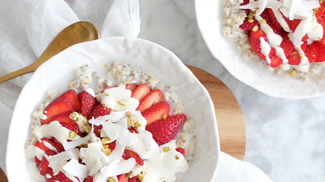 Porridge de fresas, avena y vainilla.