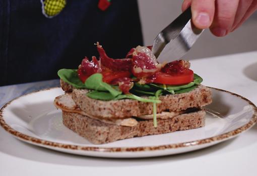 Roberto Bosquet, añadiendo el jamón ibérico crujiente a la receta.