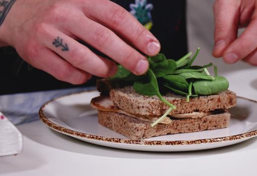 Roberto Bosquet, añadiendo las espinacas al sandwich.