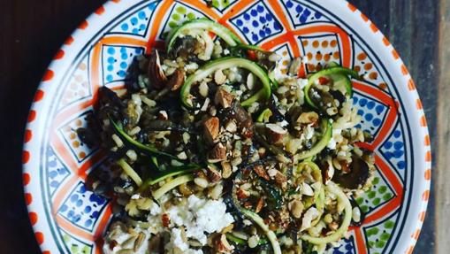 Espaguetis de calabacín y berenjena con arroz integral y queso de cabra.