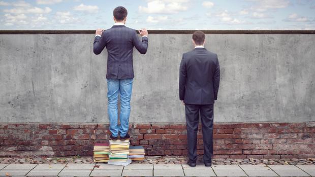 Peldaño 13: «El mal no se combate con armas, se combate con libros»