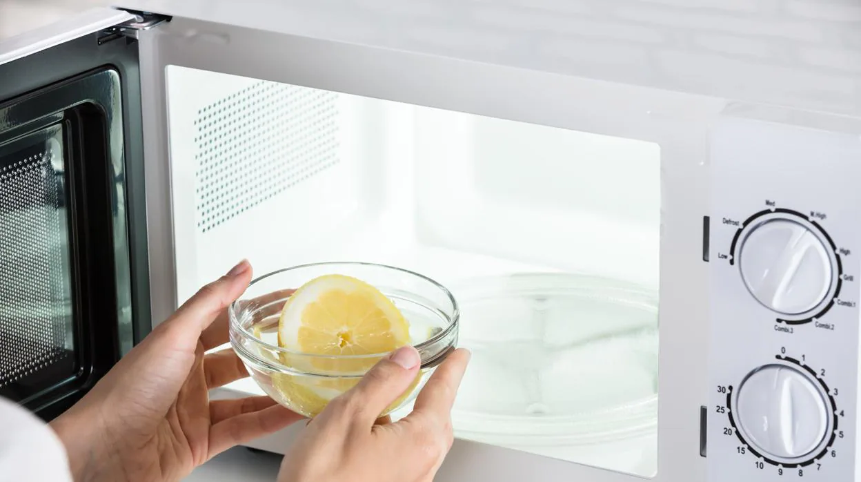 Si hay restos de comida dentro, poner un vaso de agua con limón a calentar nos ayuda a limpiar el microondas
