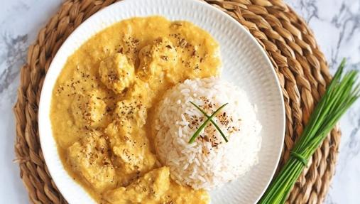 PLato de pollo al curry de piña y coco con arroz