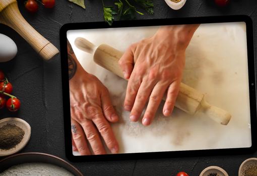 Momento en el que pasa el rodillo sobre la masa cubierta con papel de horno