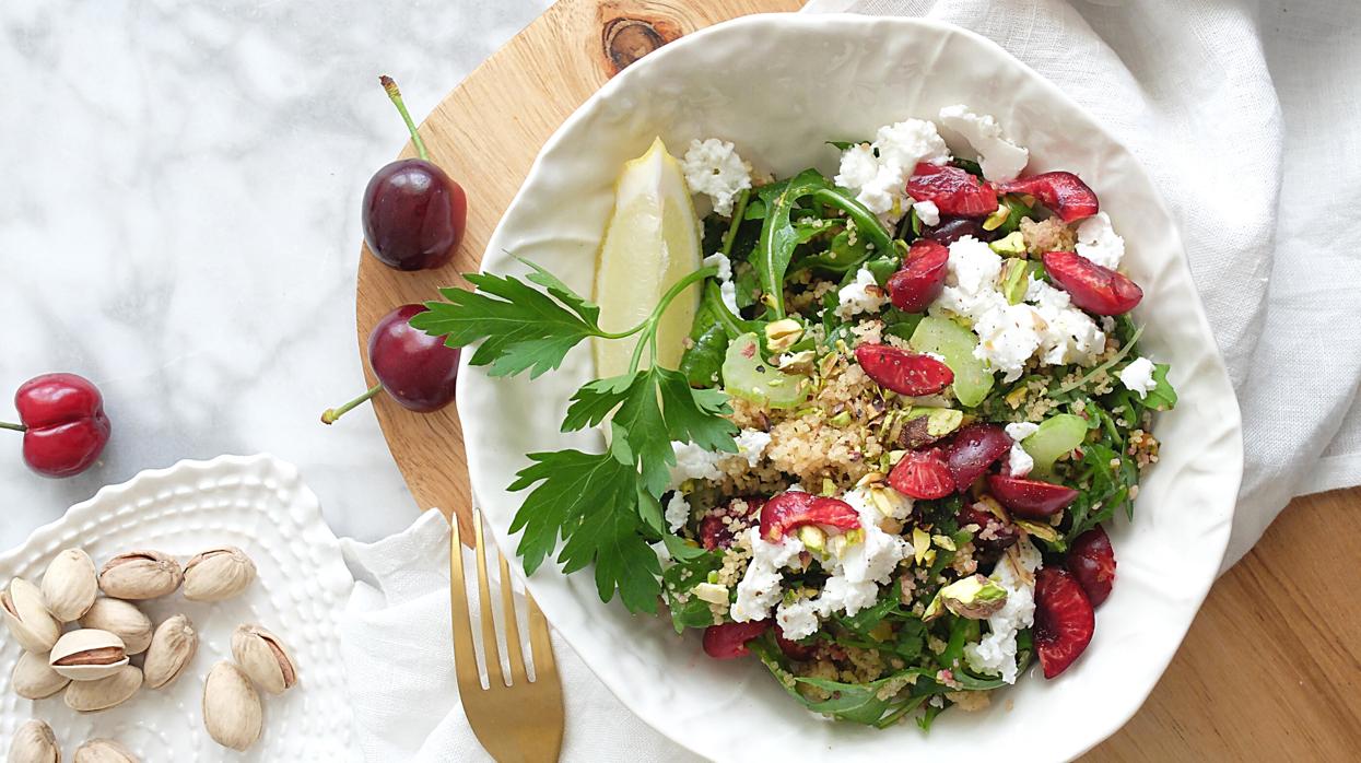 Ensalada de rúcula y cuscús de cerezas: la receta fácil que prepararás en poco tiempo.