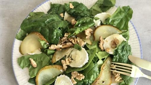 Ensalada de espinacas con pera y queso de cabra.