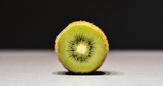 Los kiwis pueden comerse con piel.