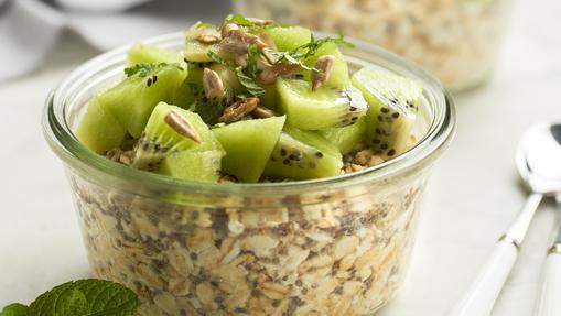 Taza de kiwi con avena.