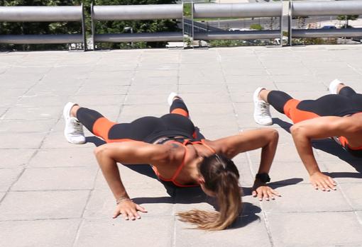 Flexión de pectoral y plancha con desplazamiento