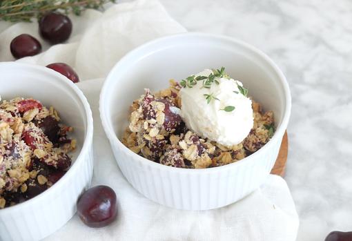 Crumble de picotas asadas.