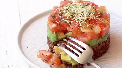 Tartar de lentejas, tomate y aguacate.