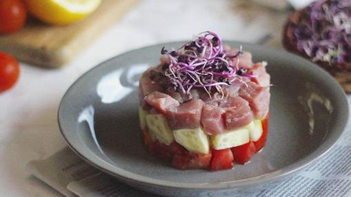 Tartar de atún, tomate cherry y pepino