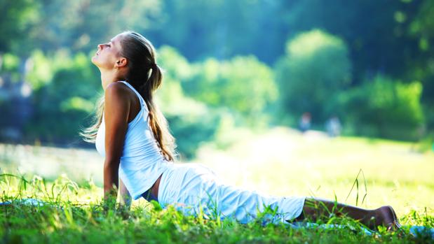 Por qué practicar yoga en la naturaleza es la mejor elección