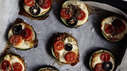 Pizzetas de calabacín y tomates cherry.