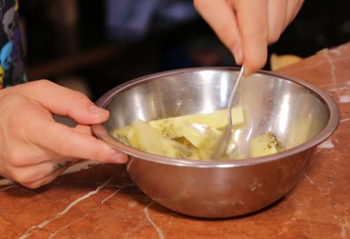 Las patatas se deben aliñar antes de meter al horno