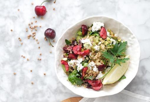 Ensalada de rúcula y cuscús de cerezas