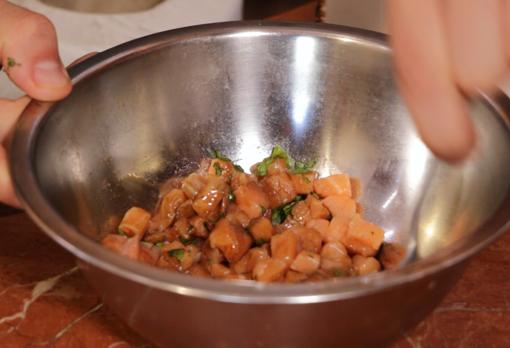 Salmón marinado con soja y cilantro