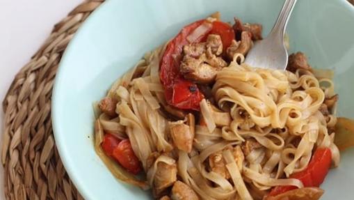 Fideos de arroz con pollo y pimiento.