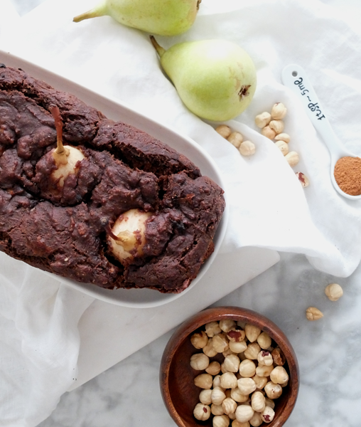 Pan dulce de cacao y peras.