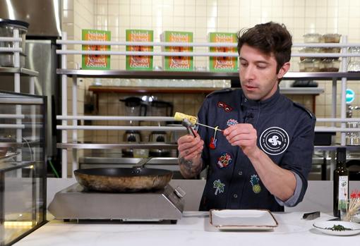 El Chef Bosquet, insertando el palillo de brocheta en la piña.