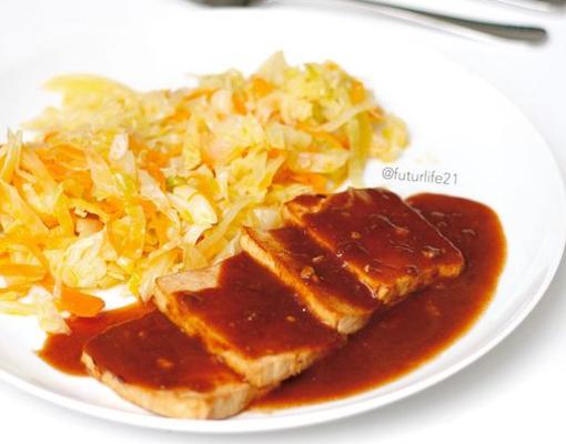 Tofu a la soja con salteado de repollo zanahoria y cebolla