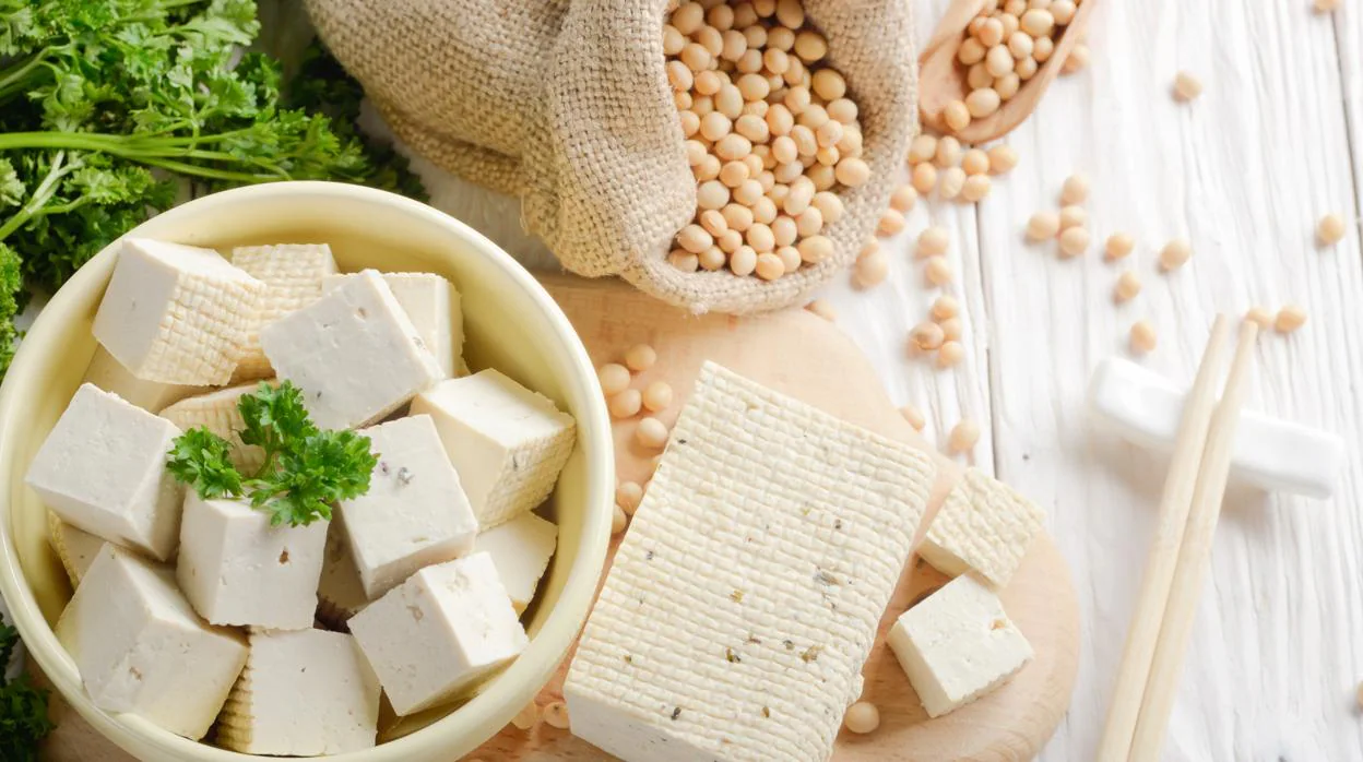 El tofu es una pasta formada a base de semillas de soja, agua y coagulante
