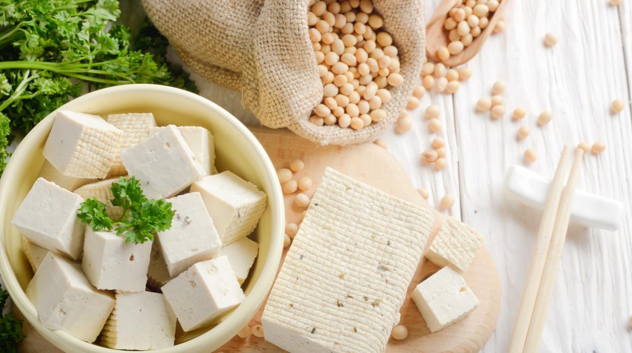 El tofu es una pasta formada a base de semillas de soja, agua y coagulante