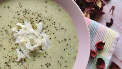 Crema de brócoli y patata con crip de coco.