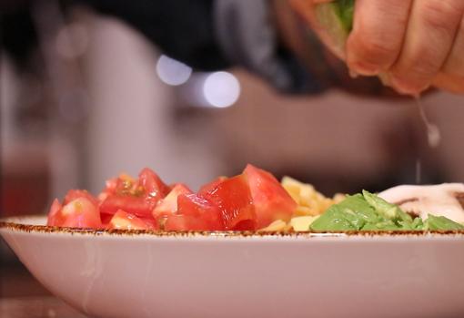 El Chef Bosquet, aliñando con lima la ensalada.