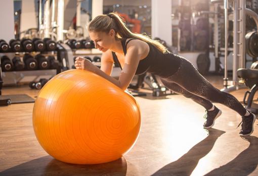 Plancha con apoyo en una pelota de fitness.