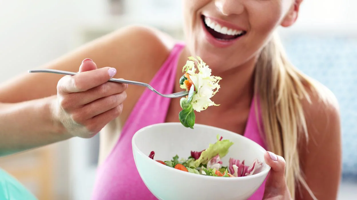 Una alimentación sana y equilibrada ayuda a prevenir el cáncer de mama.