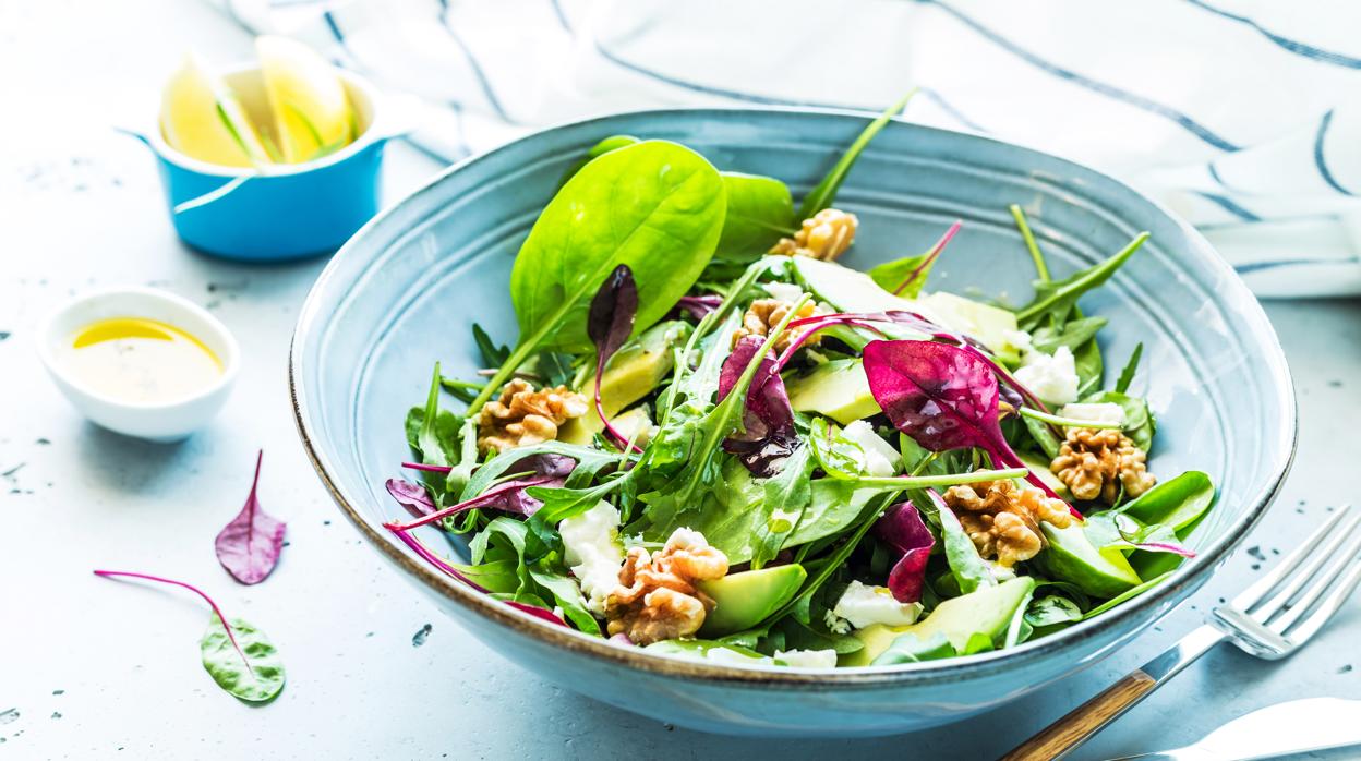 Ensalada de rúcula y nueces, dos de los alimentos que figuran en la lista de la «dieta sirtfood».