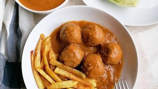 Albóndigas veganas con salsa de champiñones.